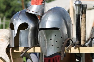 Helme und Schwerter einer Ritterrüstung