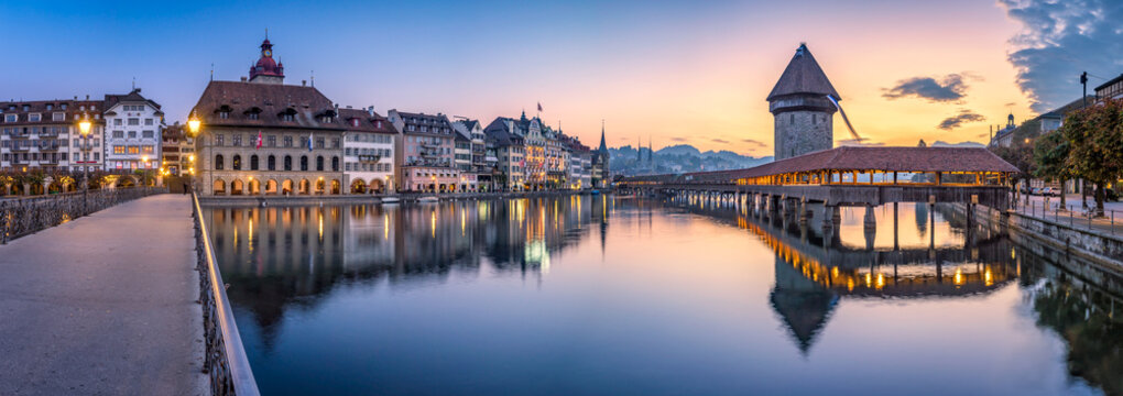 Altstadt von Luzern mit Kapellbrücke und Wasserturm, Schweiz