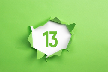 gruene Nummer 13 auf gruenem Papier