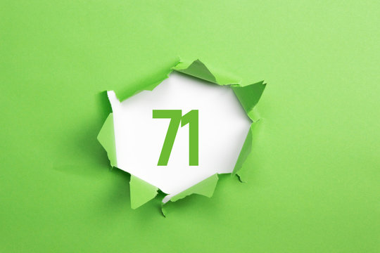 gruene Nummer 71 auf gruenem Papier