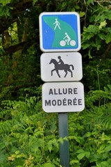 Panneau pour signaler aux cavaliers de respecter une allure mod&eacute;r&eacute;e