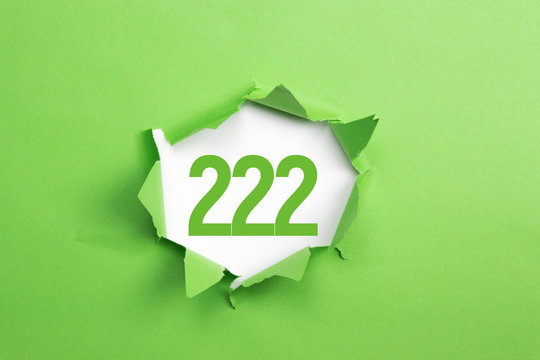 gruene Nummer 222 auf gruenem Papier