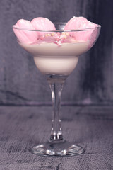 зефир, десерт в стакане на столе, мороженое с йогуртом