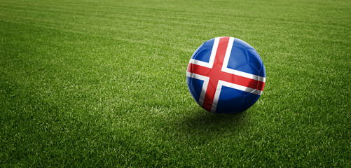 Fussball mit isländischer Flagge