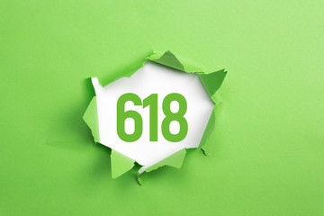 gruene Nummer 618 auf gruenem Papier