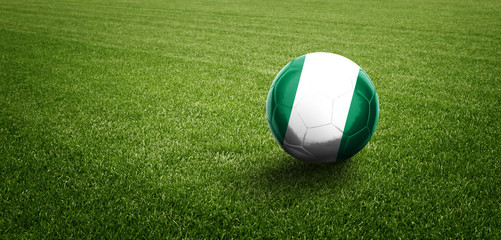 Fototapeta na wymiar Fussball mit nigerianischer Flagge