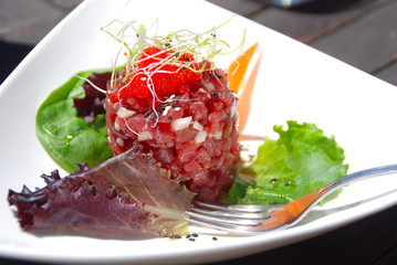 TARTAR DE ATÚN ROJO. PLATO COCINADO