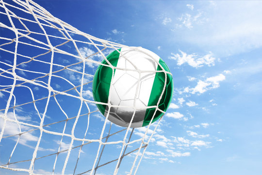 Fussball mit nigerianischer Flagge