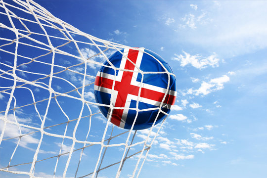 Fussball mit isländischer Flagge