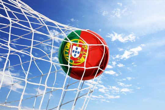 Fussball mit portugiesischer Flagge
