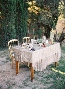 Gold, glamorous sweetheart table