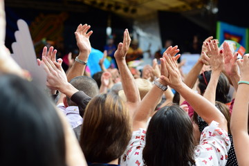 aplausos en un concierto al aire libre con muchas personas principalmente mujeres