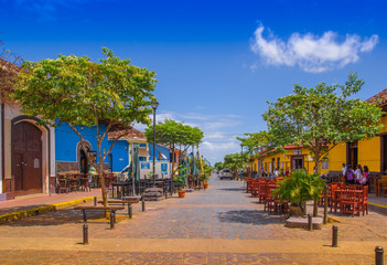 GRANADA, NICARAGUA - APRIL 28, 2016: View of market stalls at a colorful street in Granada, Nicaragua - obrazy, fototapety, plakaty