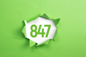 gruene Nummer 847 auf gruenem Papier