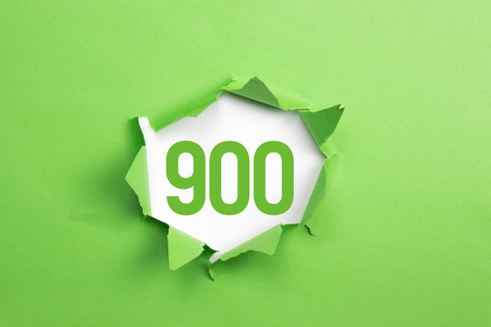 gruene Nummer 900 auf gruenem Papier