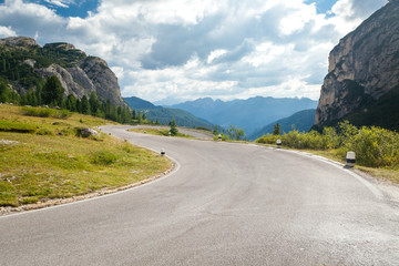 Strade, curve e tornanti di montagna in Trentino