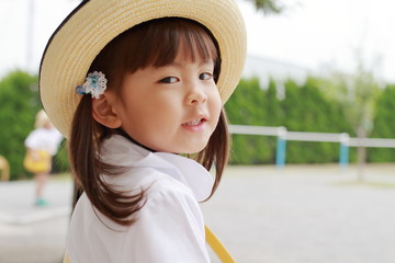 園庭の制服を着る幼児(3歳児) (夏)