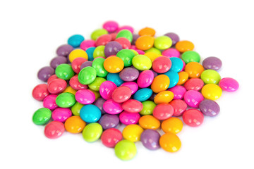 Fototapeta na wymiar colorful chocolate coated candy isolated on white background