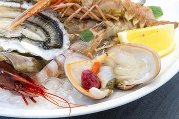 seafood, food, shrimp, uncooked, raw, sea, healthy, shellfish, prawn, table, mediterranean, lemon, cuisine, crustacean, fish, marine, mollusk