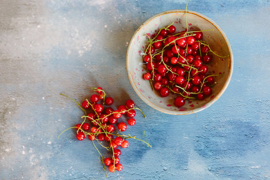 A bowl of redcurrants