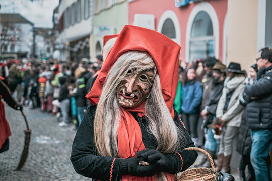 d &acute; w &auml; d d e r h &auml; x   v o m   m i l e s c h d o a - d&acute;w&auml;dderh&auml;x vom mileschdoa - tuttlingen - fastnacht umzug h&auml;ssliche hexe mit korb