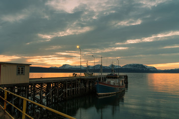 Obraz premium landing stage at a small harbour in Narvik / Norway at midnight with midnight sun