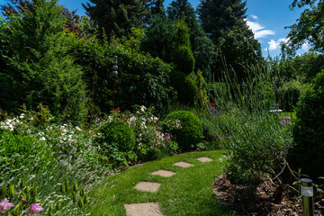 Steinweg in wunderschönem Blumen garten