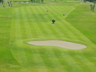 初夏の河川敷のゴルフ場