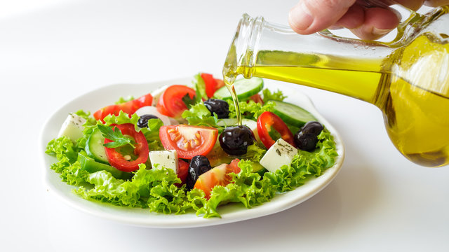 Salataya yağ d&ouml;kmek