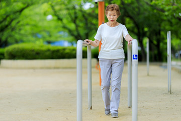 健康器具で運動する高齢の女性