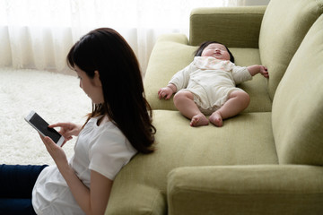 ネグレクト、育児放棄、虐待、疲れる、赤ちゃん、母親、親