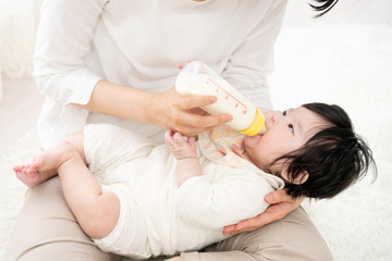 Obraz na płótnie Canvas 赤ちゃんとお母さん、ミルク、哺乳瓶、ご飯、食事、笑顔、満腹