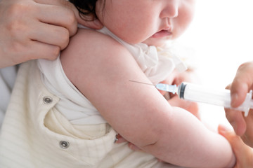 Obraz na płótnie Canvas 赤ちゃん、予防接種、注射、定期健診、乳幼児健診