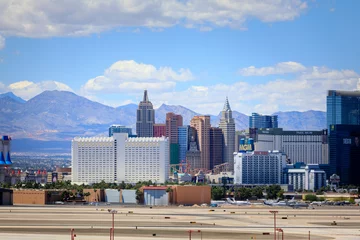 Foto op Plexiglas Vegas Strip, 3,8 mijl lang met hotels en casino van wereldklasse in Las Vegas, Nevada © yooranpark