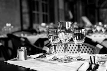 Gedeckter Tisch im Restaurant schwarzweiß
