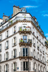 Fototapeta premium Dom mieszkalny na Montmartre w Paryżu