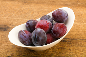 Plums in the bowl