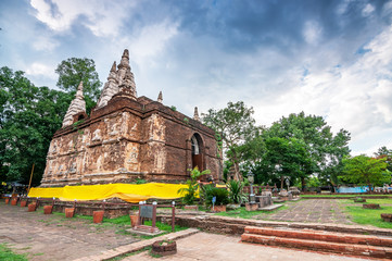 Obraz premium Pagoda at Wat Ched Yod temple the most famous landmark of Chiang Mai Province, Thailand.