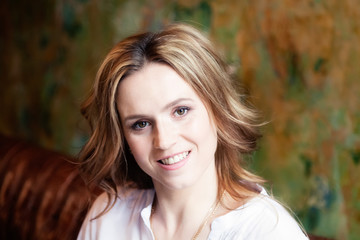 Obraz premium Woman looks at camera and smiles