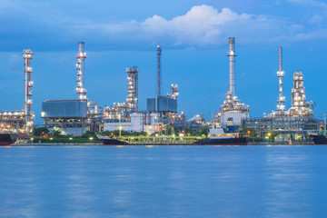 Fototapeta premium Oil refinery factory at twilight Bangkok Thailand