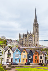 Obraz premium Cathedral and colored houses in Cobh, Ireland