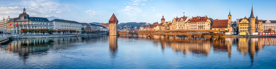 Luzern Stadtpanorama mit Altstadt und Wasserturm, Schweiz - obrazy, fototapety, plakaty