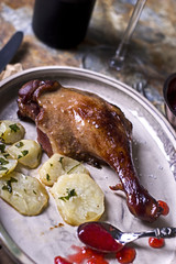 Confit de pato con patatas y salsa