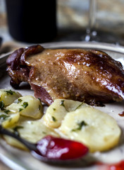 Confit de pato con patatas y salsa de fresa