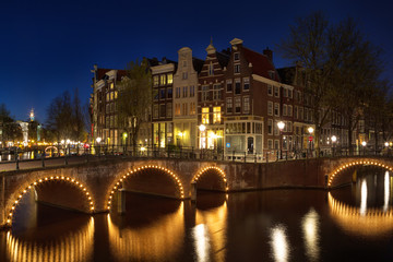 Fototapeta na wymiar Nachtaufnahme der Ecke Keizersgracht und Leidsegracht in Amsterdam, Niederlande im Frühling.