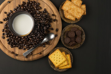 Pictures of coffee beans and snack on wooden backdrop You can decorate it in cafes, equipment, labels, or even for editing purposes.