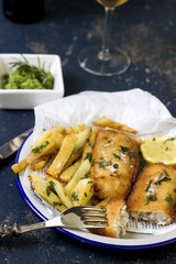 Pescado frito con patatas