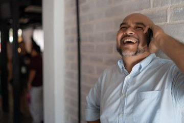 Obraz premium an indian man is using his smartphone