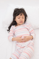 Naklejka premium a little girl in her bed has a stomachache