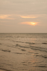 Obraz premium the sea with sunset view on the cloudy day
